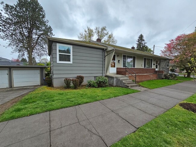 Building Photo - Newly Updated 3 Bed, 1.5 Bath Duplex Unit with Garage in Lovely Inner SE