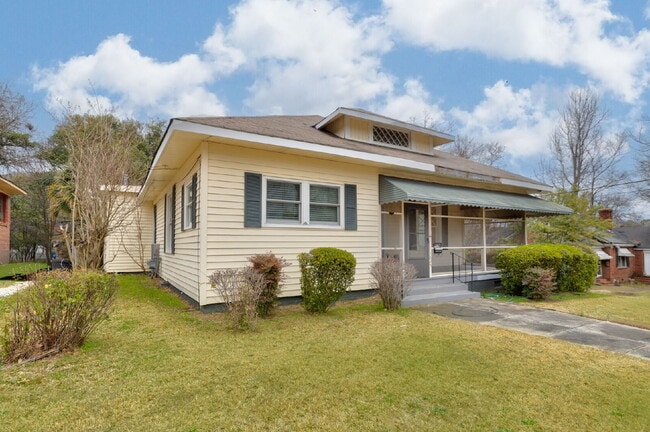 Building Photo - Stunning Renovated 4-Bedroom Home in Lakebottom with Screened Porch & Prime Location Near Fort Mo...