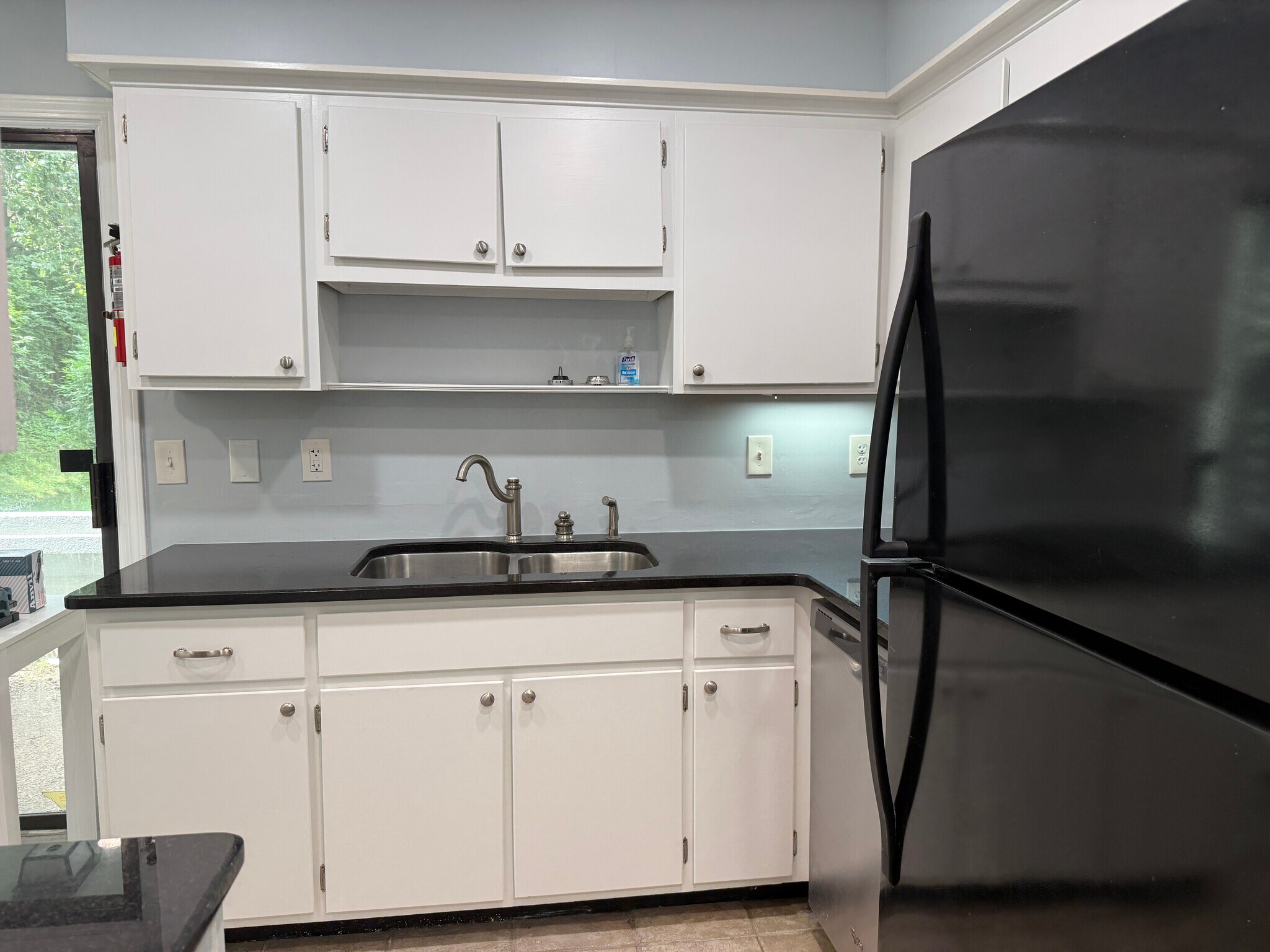 Kitchen with granite countertops - 226 Hillsboro Pl