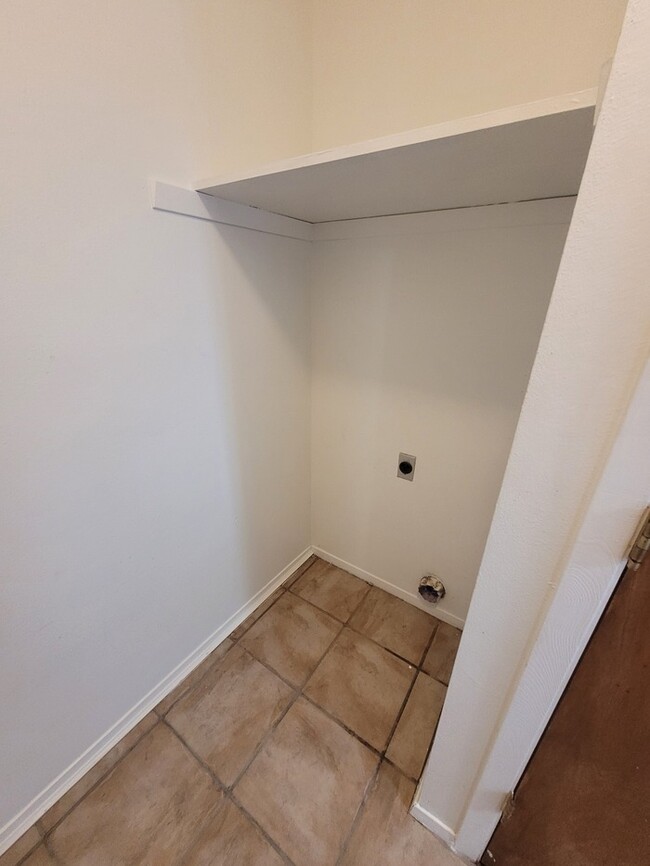 Building Photo - 3 bed 2 bath and 2 car garage!