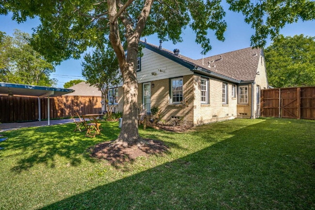 Building Photo - A Stunning, Updated Home in the heart of Dallas