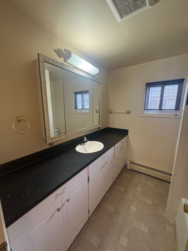 Building Photo - 4 Bedroom 2 Bathroom Furnished Rental