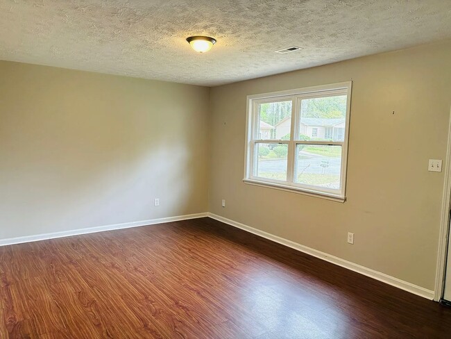 Building Photo - 42 Westgate Park Ln