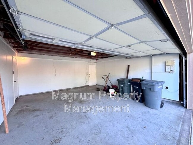 Building Photo - 45627 Clubhouse Dr