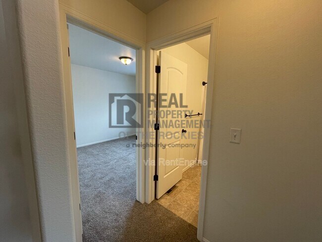 Building Photo - 420 Territory Ln