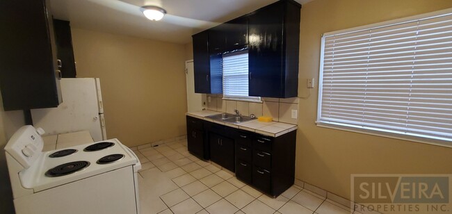 Building Photo - 2 Bedroom Santa Maria home available!