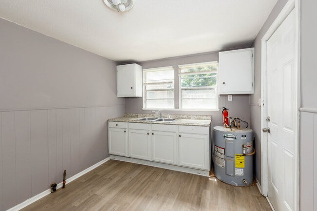 Building Photo - 208 9th Ct S