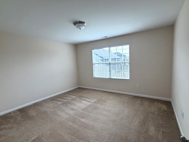 Building Photo - ~~ Luxurious End Unit 3-bedroom Townhome ~~