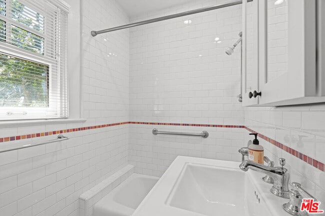 Building Photo - 307 6th Ave