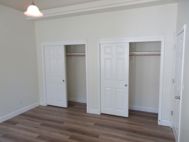 Building Photo - Large 4 Bedroom Home in West Salem