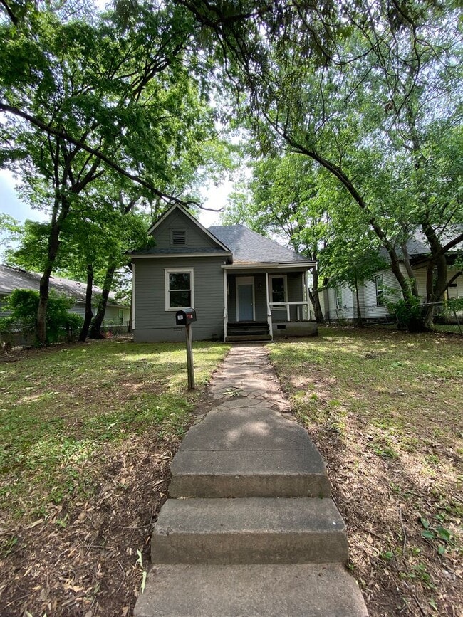 Building Photo - 2 BEDROOM 1 BATH