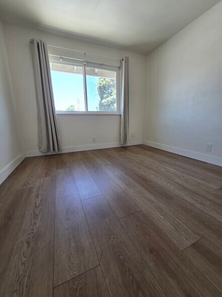 Building Photo - 10 Goldenbush