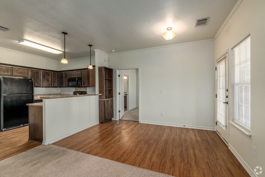3BR, 2BA - 1067SF - Dining Room - San Gabriel Crossing