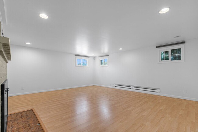 Building Photo - 3bd/1.75ba Seattle House