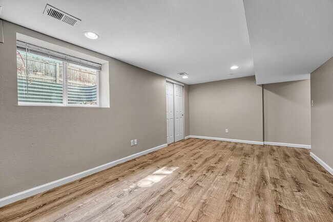 Building Photo - $1,300.00, 1 bed, 1 bath, located in Denver.
