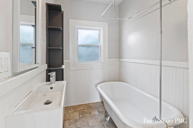 Building Photo - 820-822 Watson St SW
