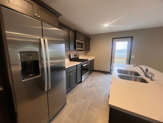 Building Photo - Four Bedroom Duplex in Caledonia!