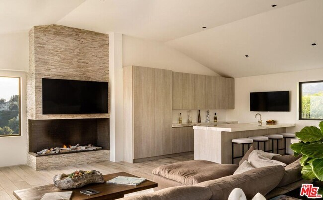 Building Photo - 2532 Canyon Oak Dr