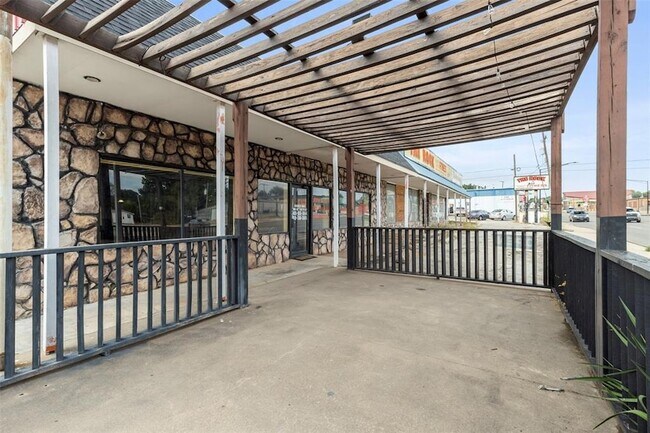 Building Photo - 327 S Green Ave