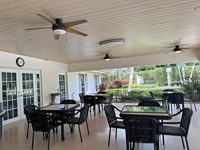 Building Photo - 535 Oaks Dr