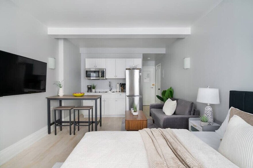 Building Photo - 240 W 73rd St