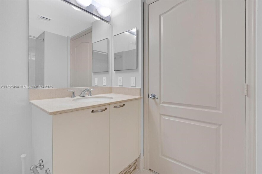 Building Photo - 2101 Brickell Ave