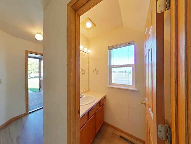 Building Photo - Townhouse-style End unit 3BD, 1.5 BA