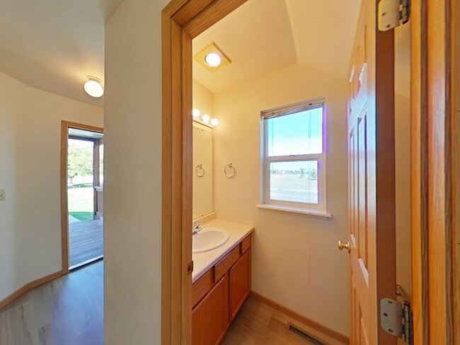 Building Photo - Townhouse-style End unit 3BD, 1.5 BA with attached garage