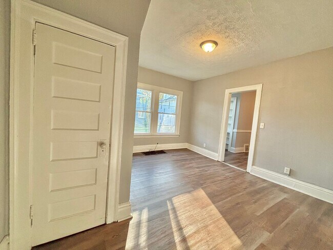 Building Photo - 215-217 Cedarwood Terrace