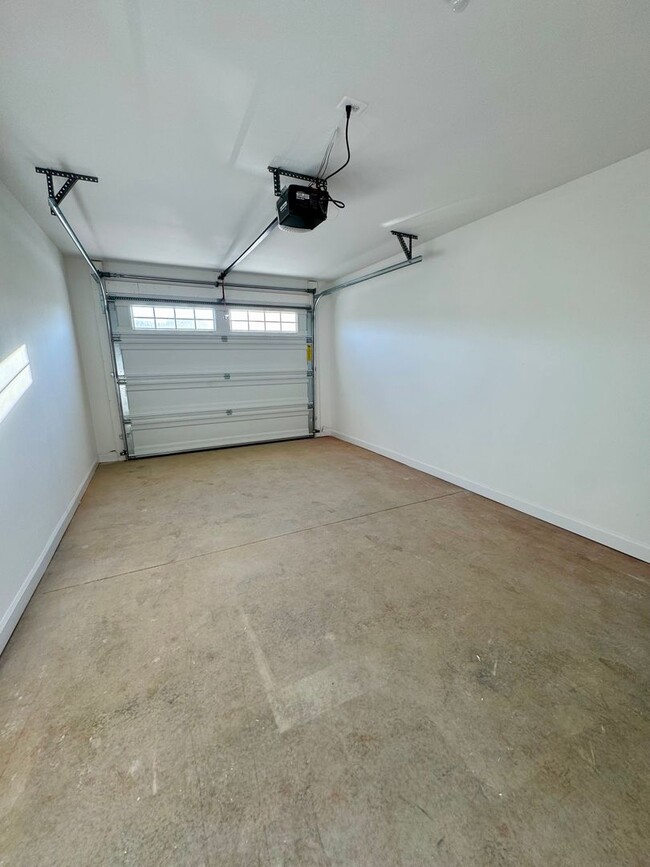 Building Photo - Brand New  END UNIT Townhouse For Rent in ...