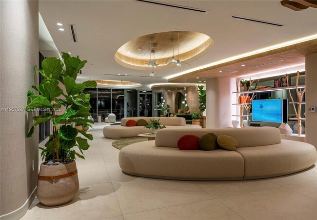 Building Photo - 700 NE 24th St