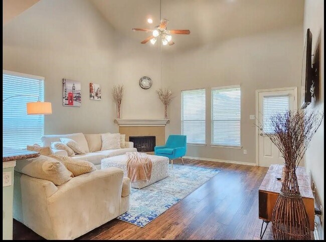 Building Photo - 2706 Lakecrest Way Dr