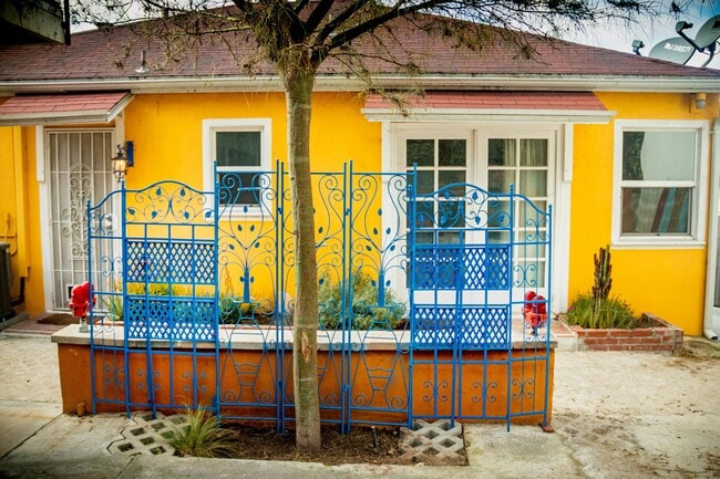 Building Photo - 2420 Teviot St