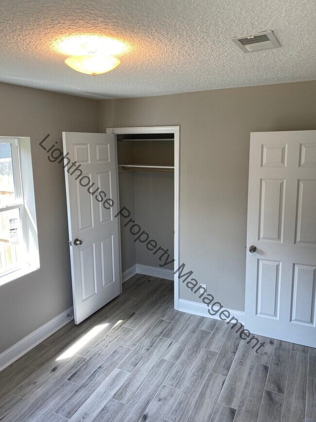 Building Photo - Beautiful 3 Bedroom Home With Fenced Backyard