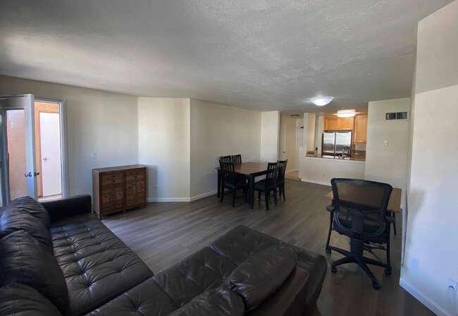 Building Photo - $2,900 - 2 Bedroom, 2 Bathroom Condo in the Heart of UTC La Jolla