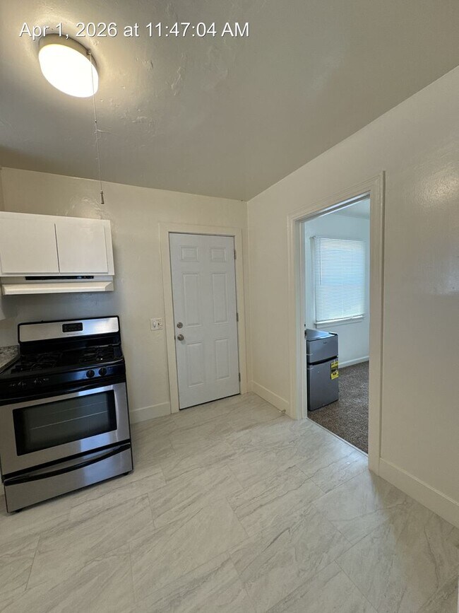 Building Photo - Country Home Available Now!!