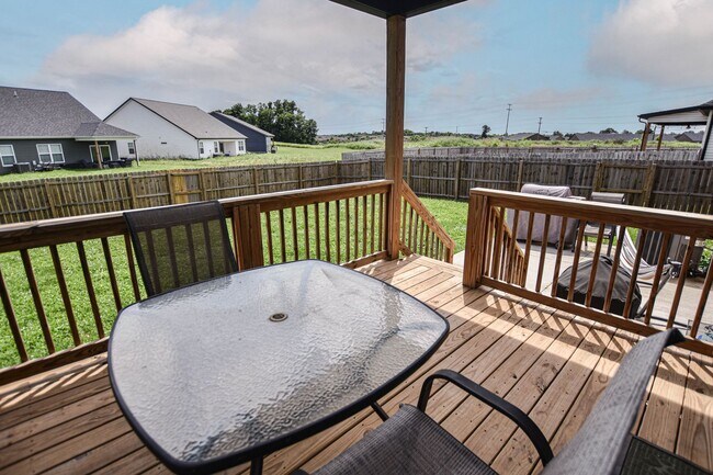 Building Photo - Pet Friendly Three Bedroom with Bonus!