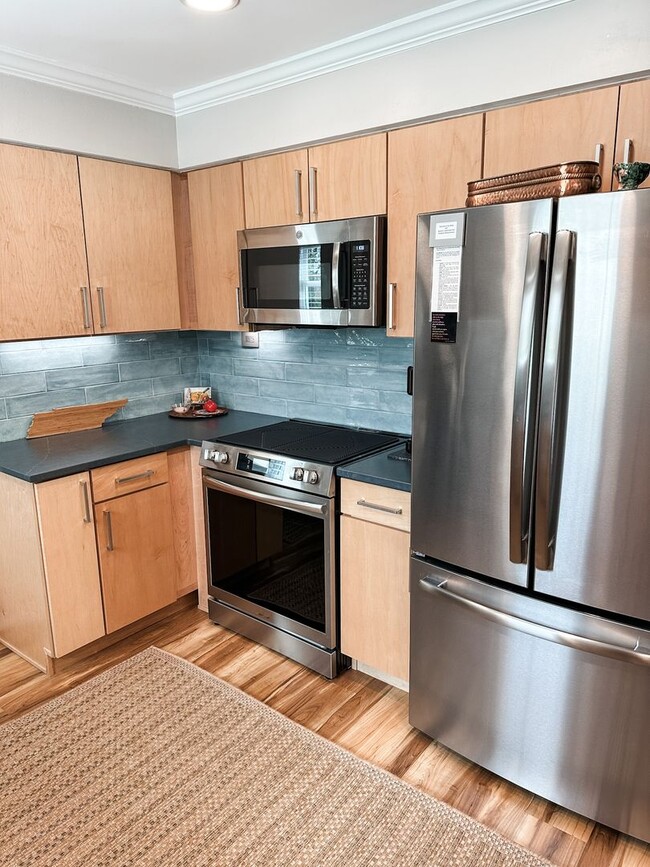 Building Photo - Lovely furnished 3 bedroom 2 bath home in ...