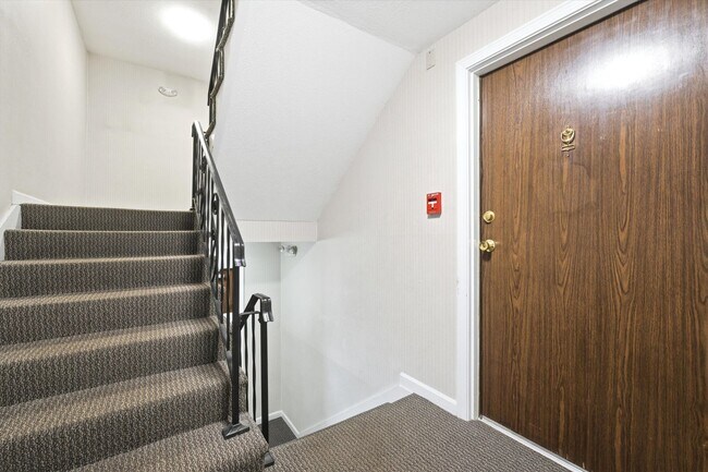 Building Photo - 504 River Rd