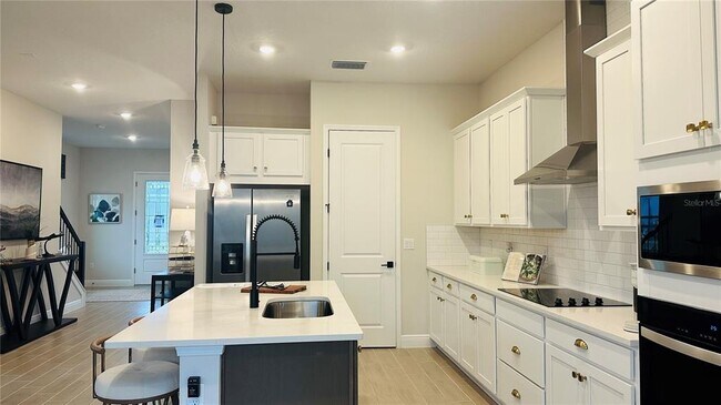 Building Photo - 16450 Hamlin Vw St