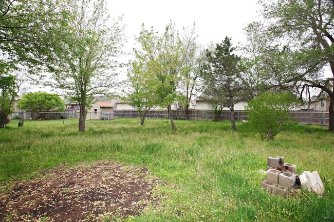 Building Photo - 437 Hillcrest Ct N