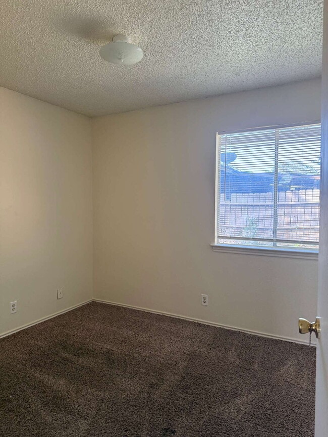 Building Photo - Affordable Three Bed/Two Bath in Leon Vall...