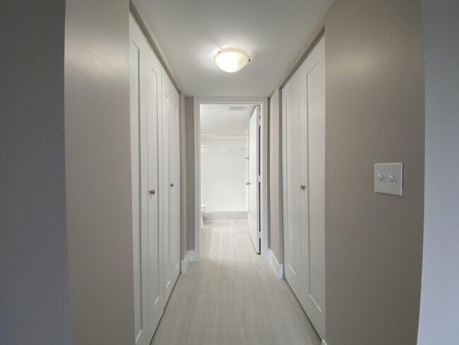 Building Photo - 1600 Crestwood Ct S