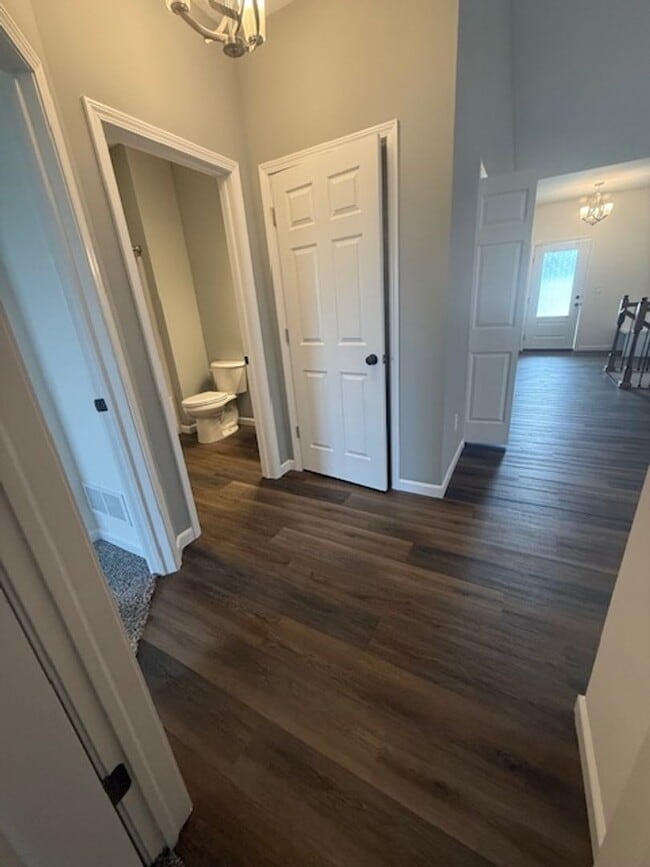 Building Photo - Charming 3-bedroom/2-bathroom single famil...