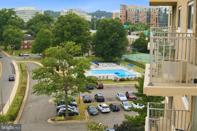 Building Photo - 1225 Martha Custis Dr