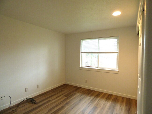 Building Photo - 3 bed 2 bath Duplex