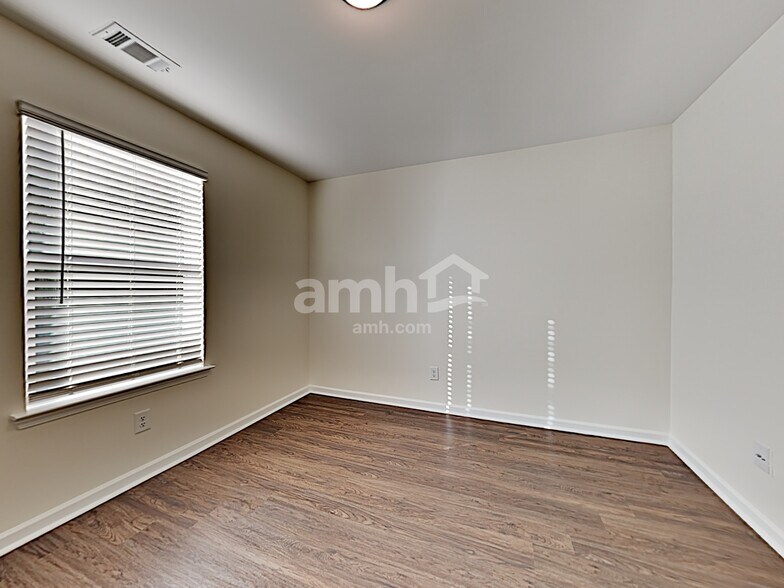 Building Photo - 441 Camp dr