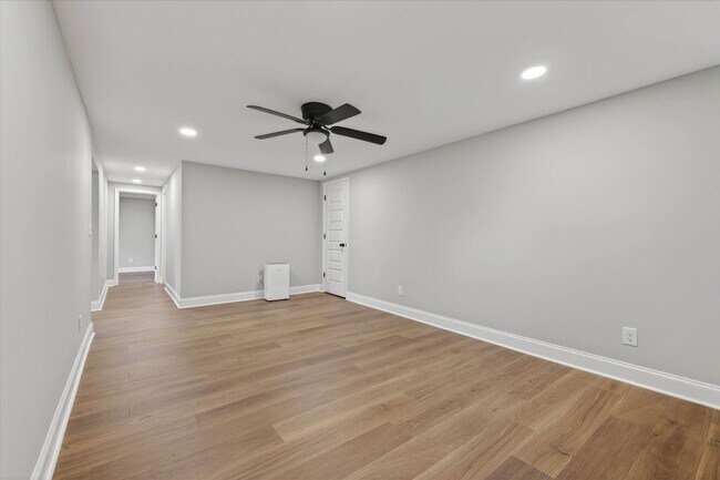 Building Photo - 221 Clearview Dr