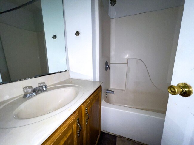 Building Photo - 114 E 8th St