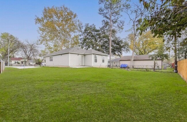 Building Photo - 5824 Glen Lee Dr